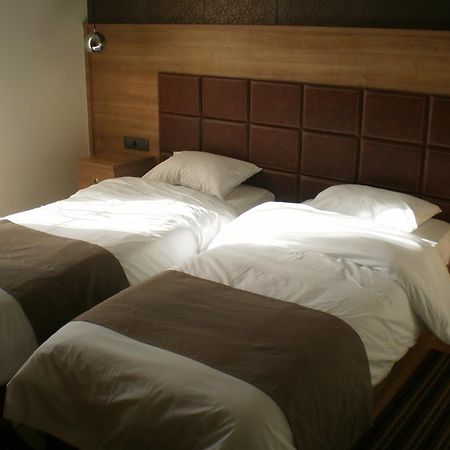 סרס Metropolis Hotel מראה חיצוני תמונה