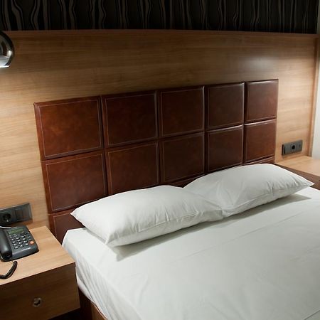 סרס Metropolis Hotel מראה חיצוני תמונה