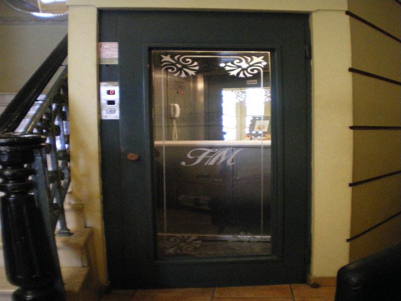 סרס Metropolis Hotel מראה חיצוני תמונה