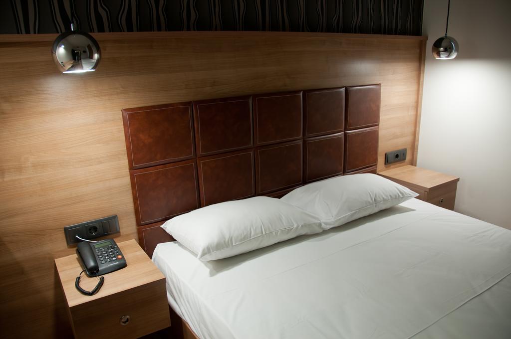 סרס Metropolis Hotel מראה חיצוני תמונה
