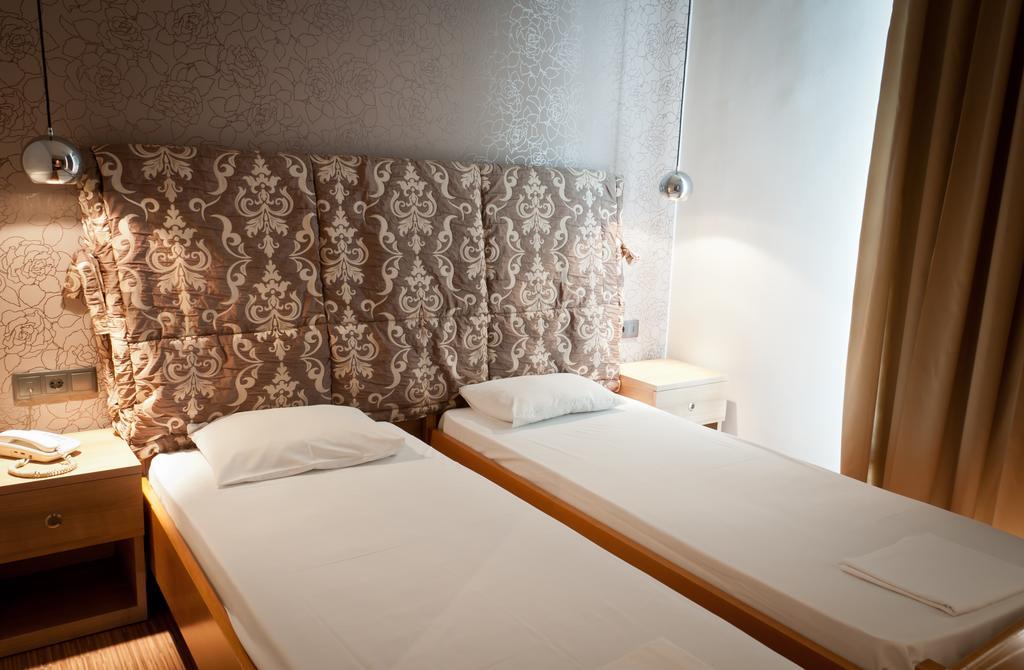 סרס Metropolis Hotel מראה חיצוני תמונה