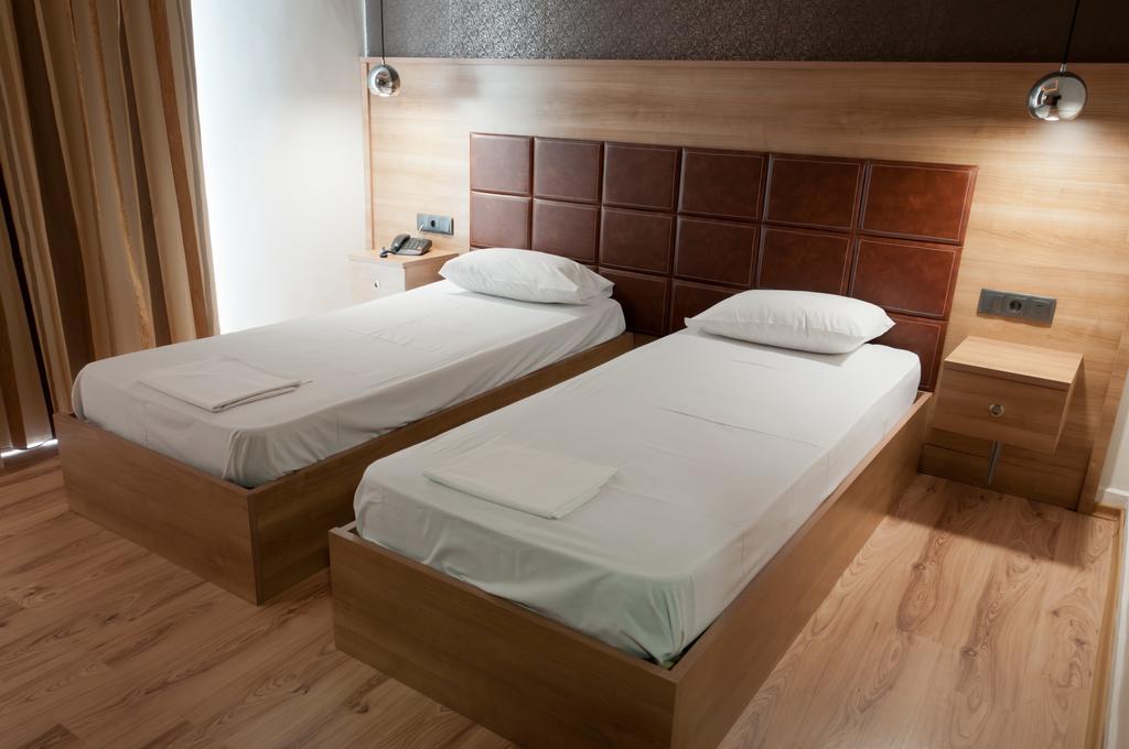 סרס Metropolis Hotel מראה חיצוני תמונה