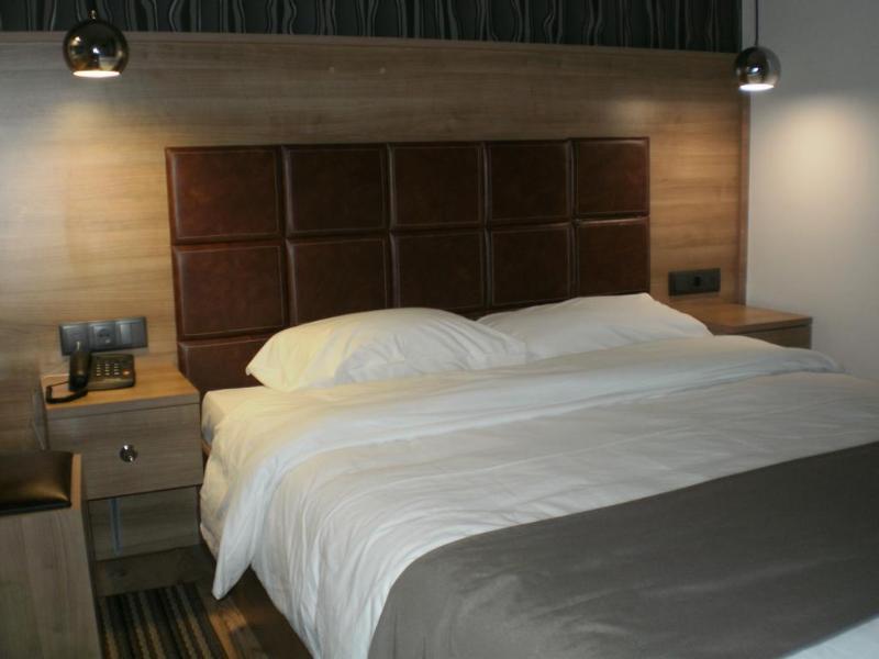 סרס Metropolis Hotel מראה חיצוני תמונה